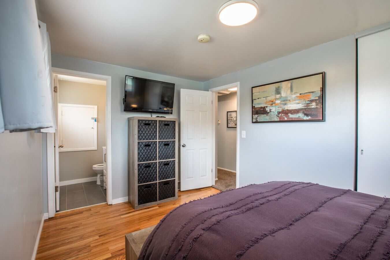 4 habitaciones, escritorio y tabla de planchar con plancha 