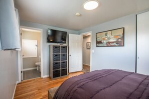 4 bedrooms, desk, iron/ironing board, travel cot