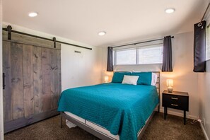 4 Schlafzimmer, Schreibtisch, Bügeleisen/Bügelbrett, Reisekinderbett