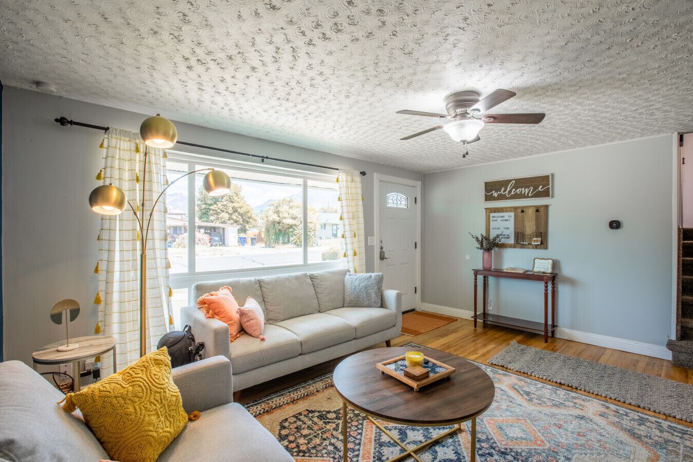 TV connectée, baby-foot, livres