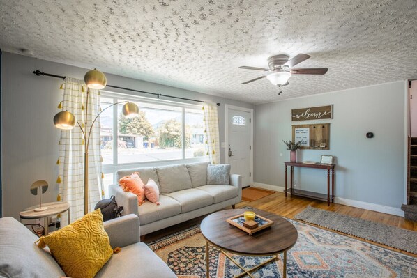 Smart-TV, Tischfußball, Bücher