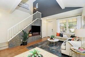 Living area - Serene modern beach house in a residential quiet neighborhood (Encinitas)