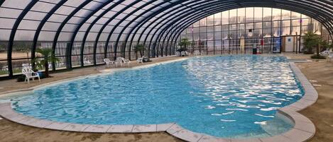 Alberca techada y alberca al aire libre