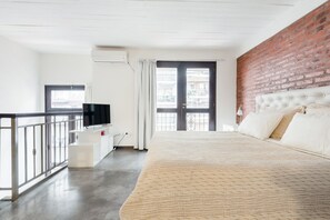 1 habitación, tabla de planchar con plancha y cuna de viaje 