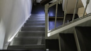 A staircase with a view of the outside through a door. - Loft Premium DE Primer Nivel (Ciudad Autónoma de Buenos Aires, Recoleta)