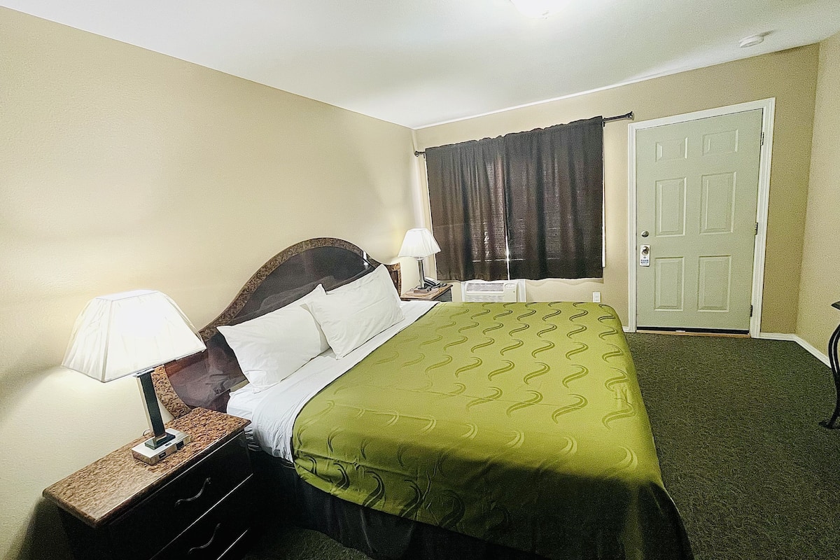 Chambre Simple Standard, 1 trÚs grand lit, non-fumeurs, réfrigérateur et four à micro-ondes | Draps en coton égyptien, literie de qualité supérieure