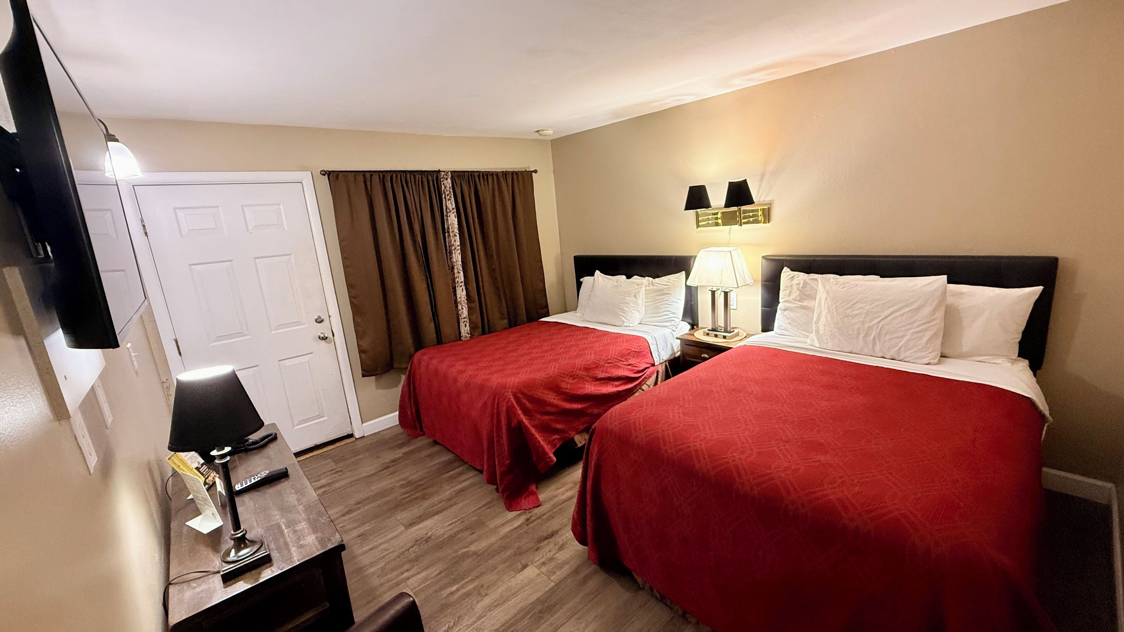 Habitación individual estándar, 2 camas matrimoniales, para no fumadores, refrigerador y microondas | Sábanas de algodón egipcio y ropa de cama de alta calidad 