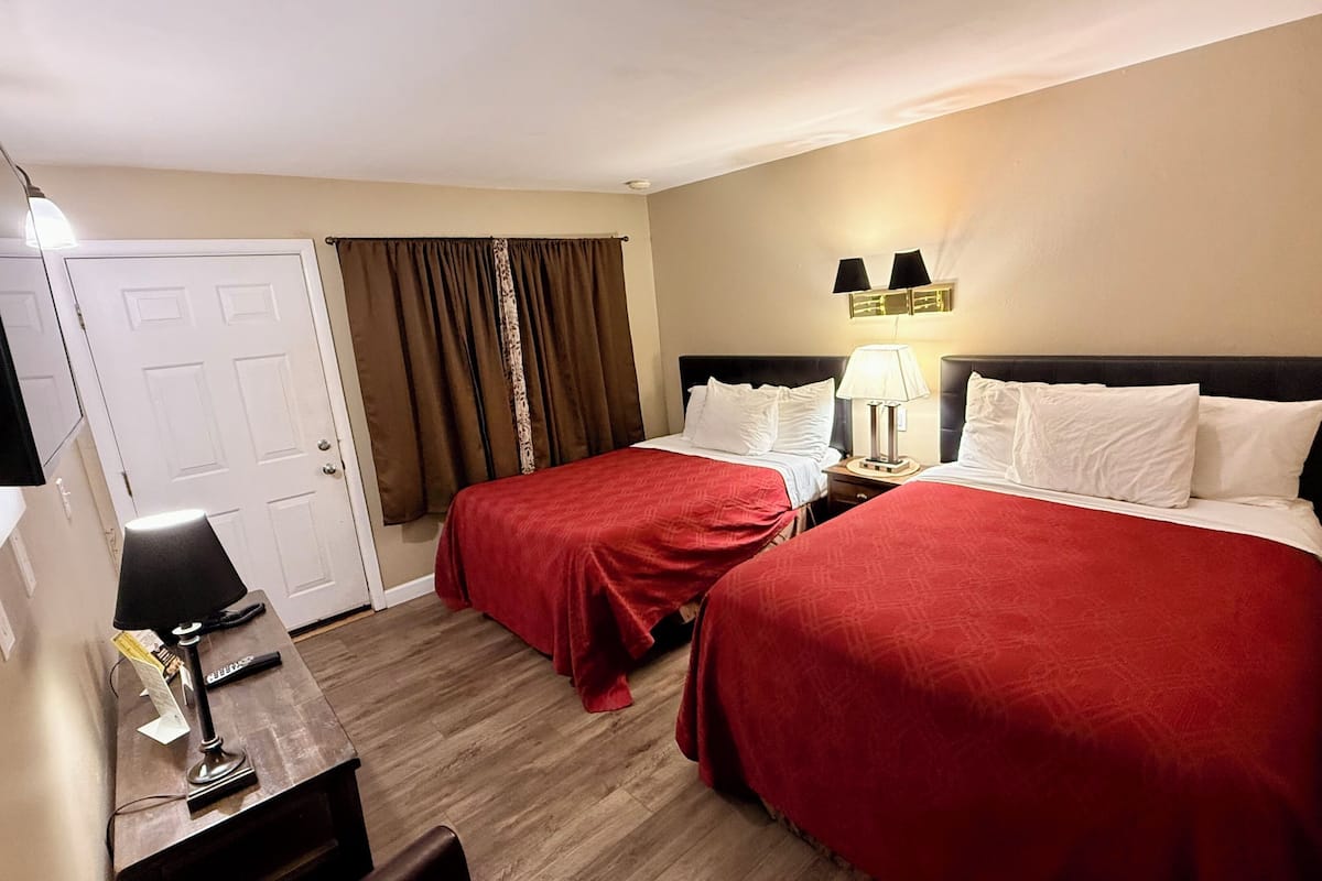 Habitación individual estándar, 2 camas matrimoniales, para no fumadores, refrigerador y microondas | Sábanas de algodón egipcio y ropa de cama de alta calidad