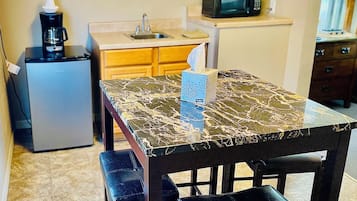 Standard Single Room, 2 Queen Beds, Non Smoking, Refrigerator & Microwave | Dining room