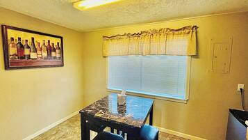 Quarto solteiro standard, 2 camas Queen, para não fumantes, geladeira e micro-ondas | Sala de jantar