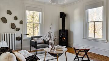 King Fireplace Suite | Blackout drapes, free WiFi, bed sheets