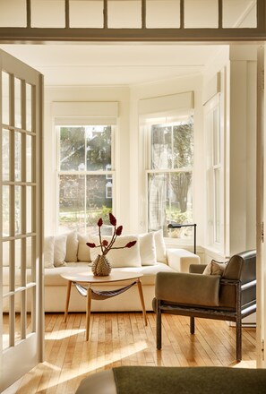 Premium-Suite | Verdunkelungsvorhänge, kostenloses WLAN, Bettwäsche