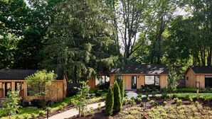 A modern wooden cabin with a deck and a garden. - AWOL Kennebunkport (Kennebunkport)