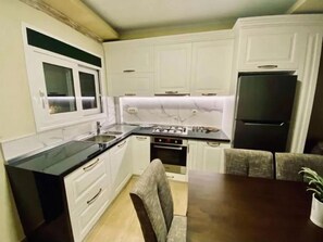 Fridge, oven, stovetop, coffee/tea maker