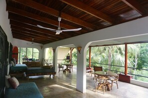 屋外ダイニングエリア