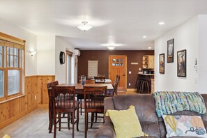 Smart TV, DVD player, table football, ping pong - Charming Gardiner Home Steps from Yellowstone (Gardiner)