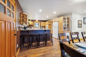 Dining - Charming Gardiner Home Steps from Yellowstone (Gardiner)