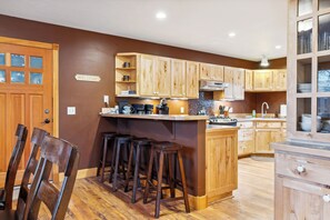 Fridge, microwave, oven, stovetop - Charming Gardiner Home Steps from Yellowstone (Gardiner)