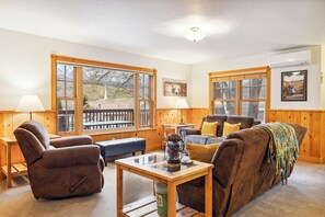 Smart TV, DVD player, foosball, table tennis - Charming Gardiner Home Steps from Yellowstone (Gardiner)