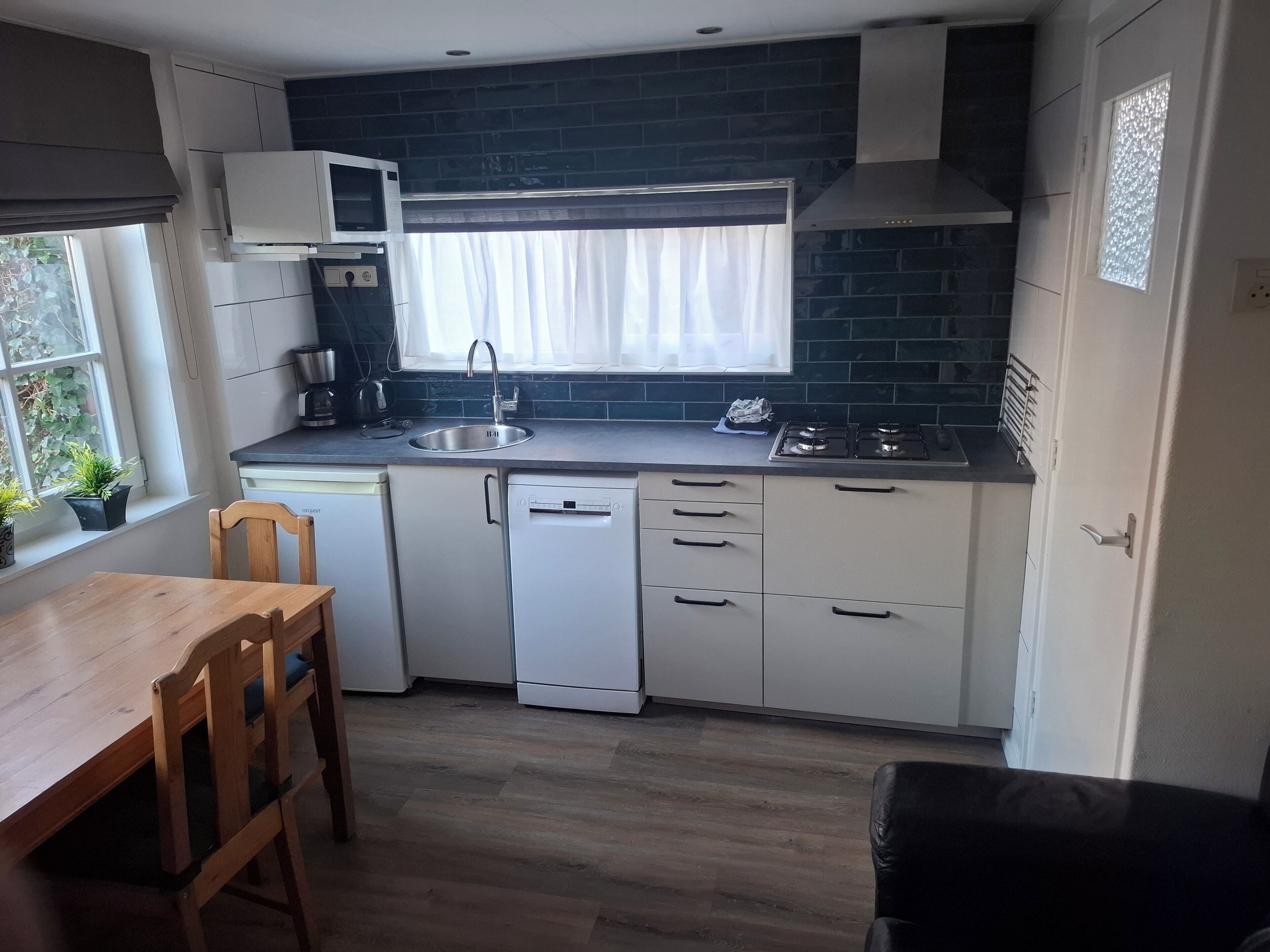 Een koelkast, een magnetron, een oven, een kookplaat