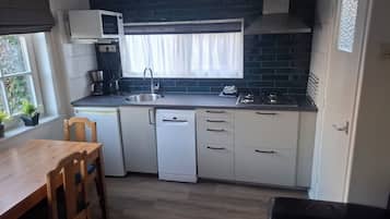 Een koelkast, een magnetron, een oven, een kookplaat