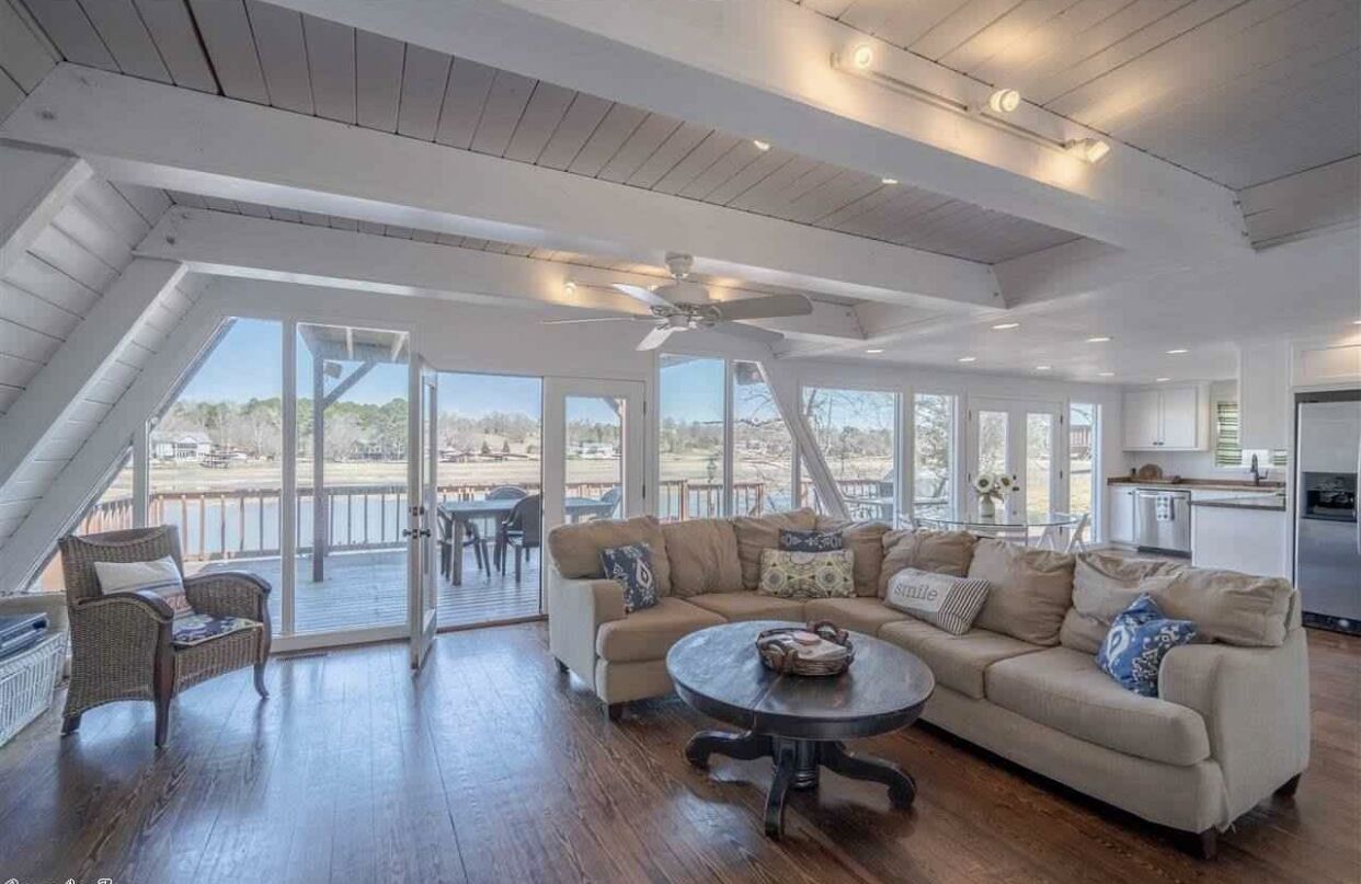 Cozy cottage on Lake Hamilton fabulous place with boat dock swimming dock ￼