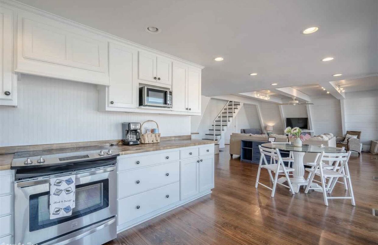 Cozy cottage on Lake Hamilton fabulous place with boat dock swimming dock ￼