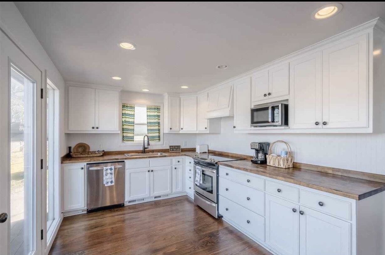 Cozy cottage on Lake Hamilton fabulous place with boat dock swimming dock ￼