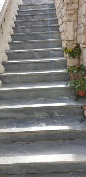 Property grounds - Garden Square Inn (Markopoulo Mesogaias)