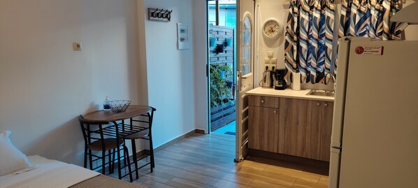 Standard Double Room | Iron/ironing board, free WiFi, bed sheets - Garden Square Inn (Markopoulo Mesogaias)