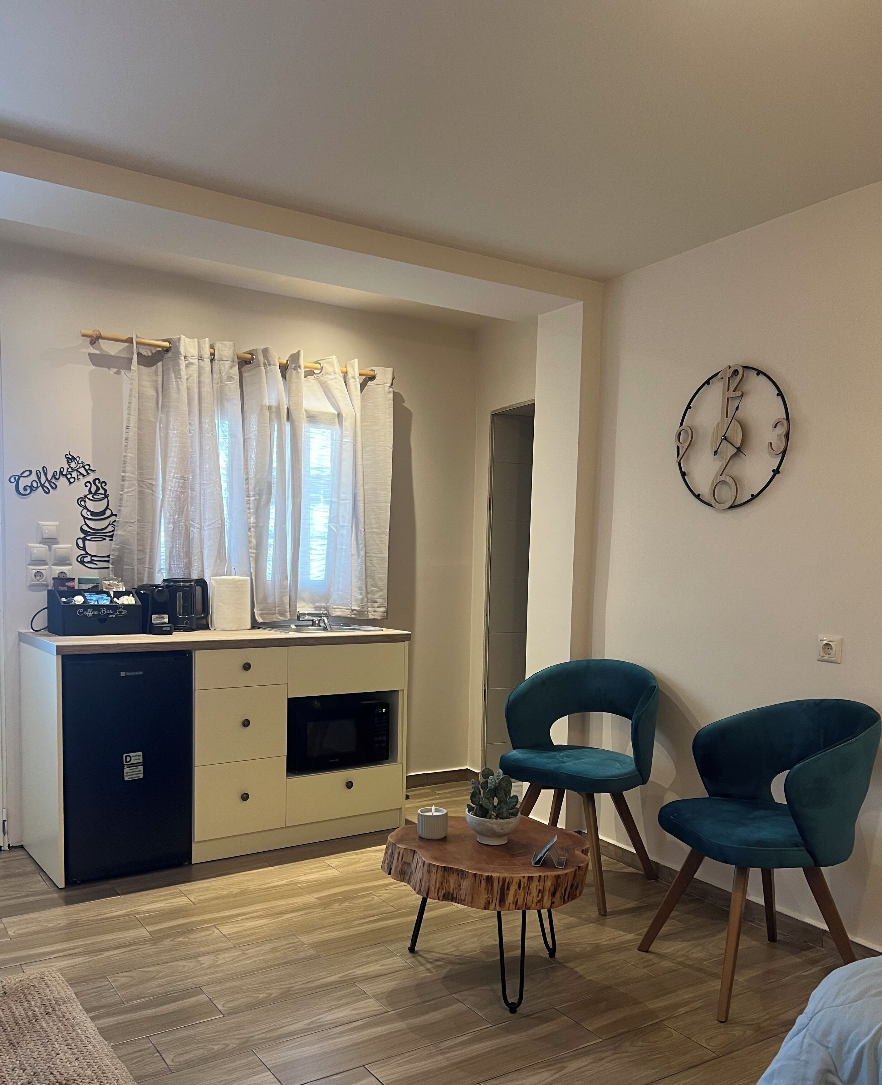 Tabla de planchar con plancha, wifi gratis y ropa de cama 