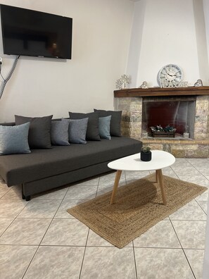 Basic Studio | Iron/ironing board, free WiFi, bed sheets - Garden Square Inn (Markopoulo Mesogaias)