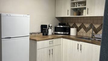 Estudio básico | Cocina privada | Refrigerador con congelador