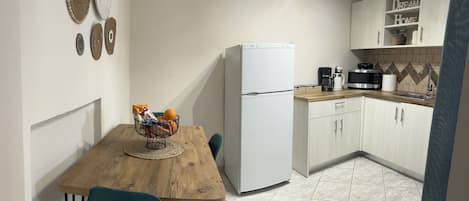 Basic Studio | Private kitchen | Full-sized fridge