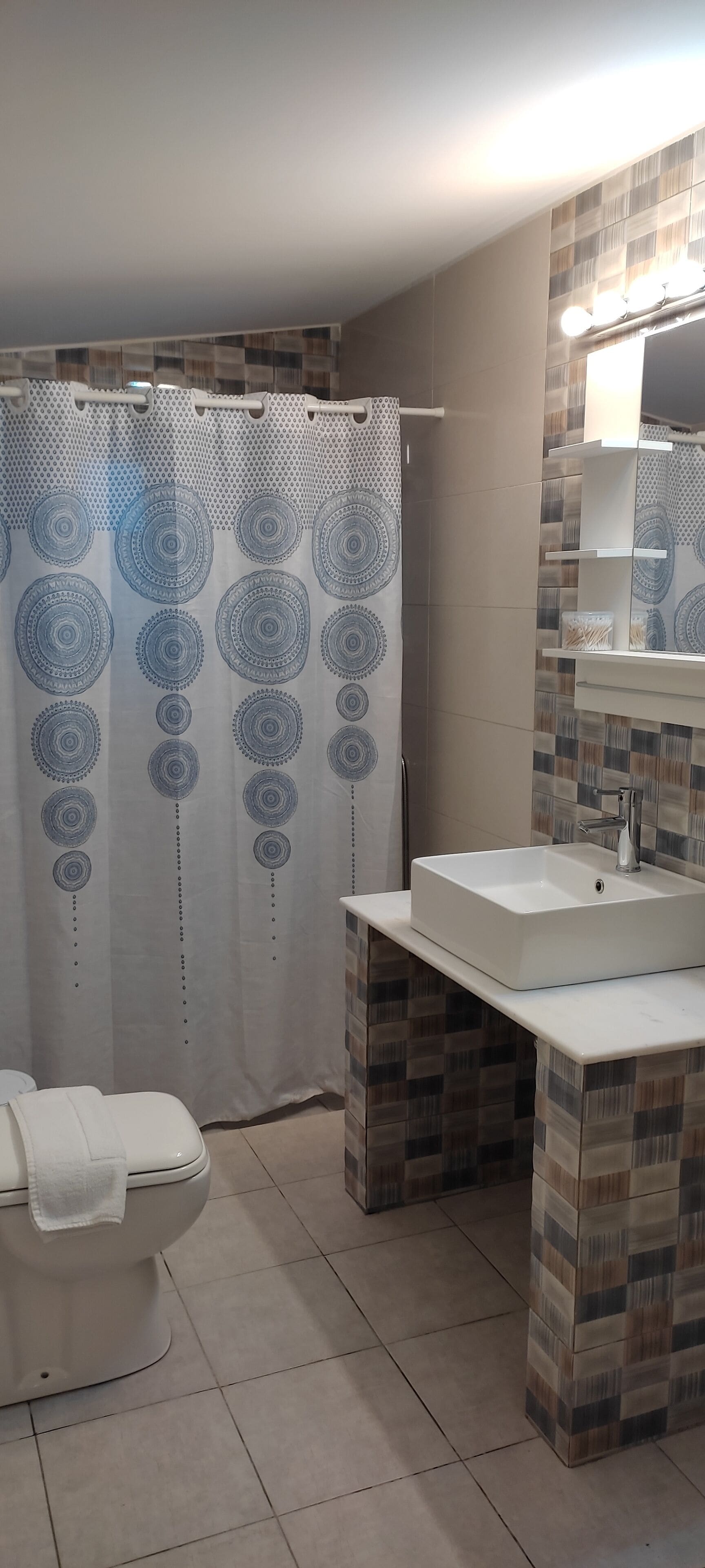 Kamar Double Standar | Kamar mandi | Shower, pengering rambut, handuk, dan sabun
