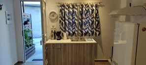 Standard Double Room | Private kitchen | Full-size fridge - Garden Square Inn (Markopoulo Mesogaias)