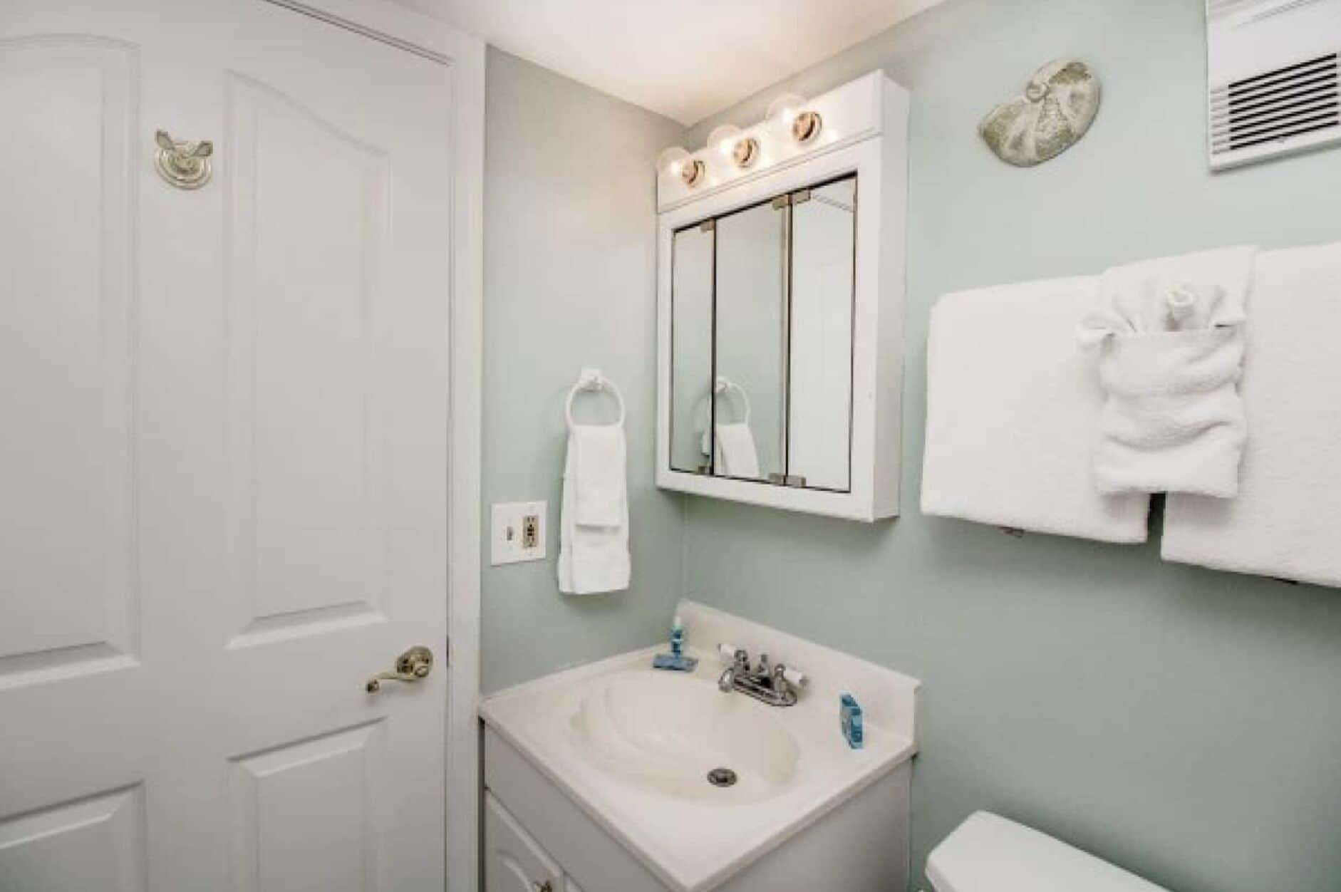 Cozy Seaside Condo w/ Ocean Views - Pets Allowed!