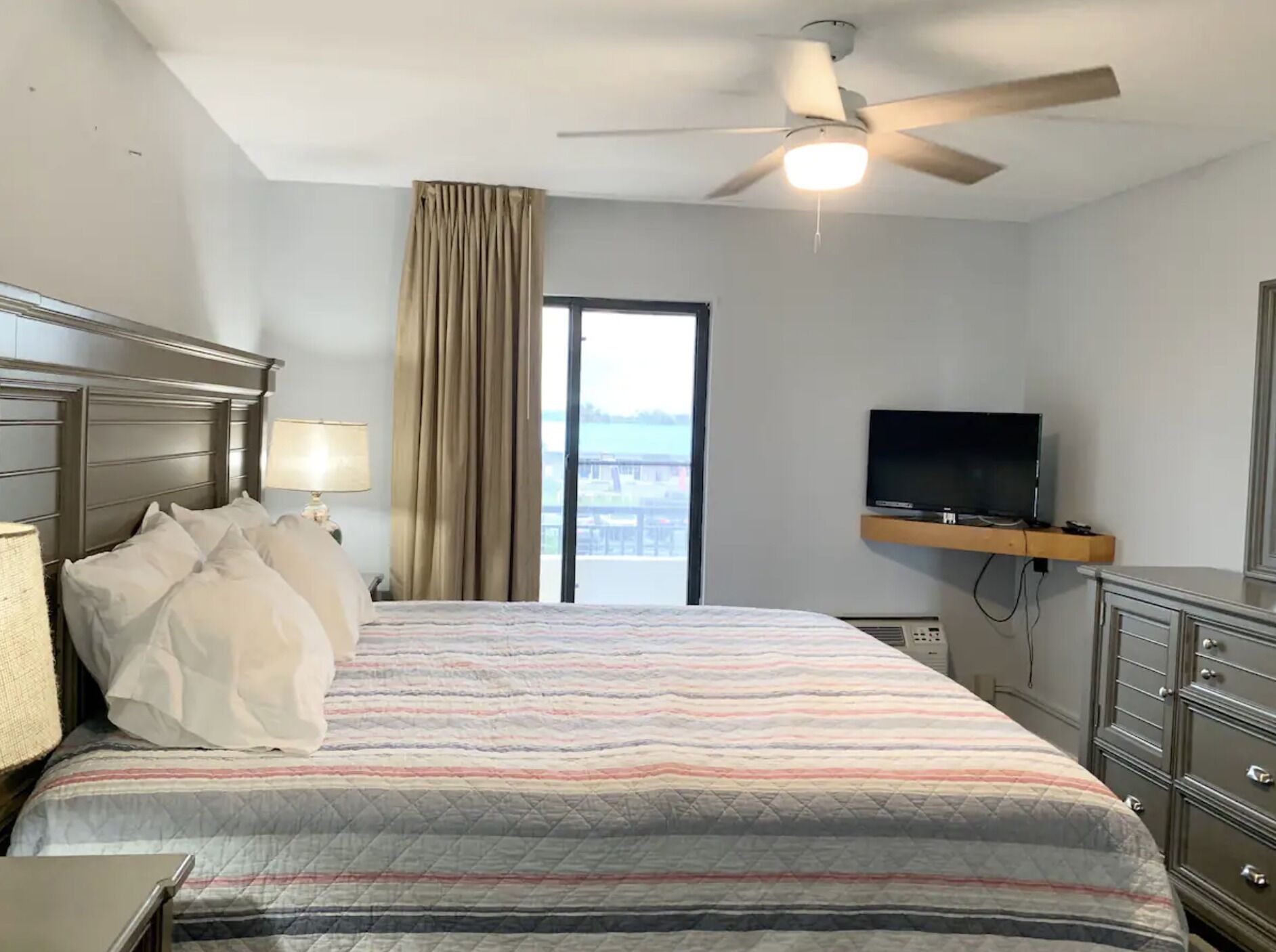 Cozy Seaside Condo w/ Ocean Views - Pets Allowed!