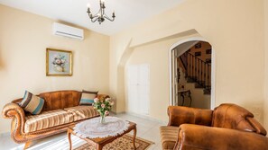 Televisión y chimenea