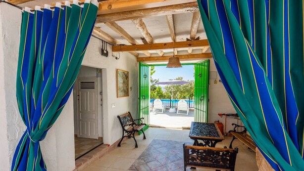 A room with a view of a pool, a bench, and a table. - Cortijo Don Simón Cabra by Ruralidays (Córdoba)