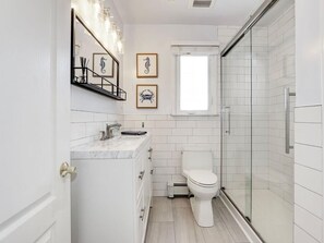 Shower, hair dryer, towels, soap - Steps to the Beach in Brigantine - Sea Point - Beautiful Pool  (Brigantine)