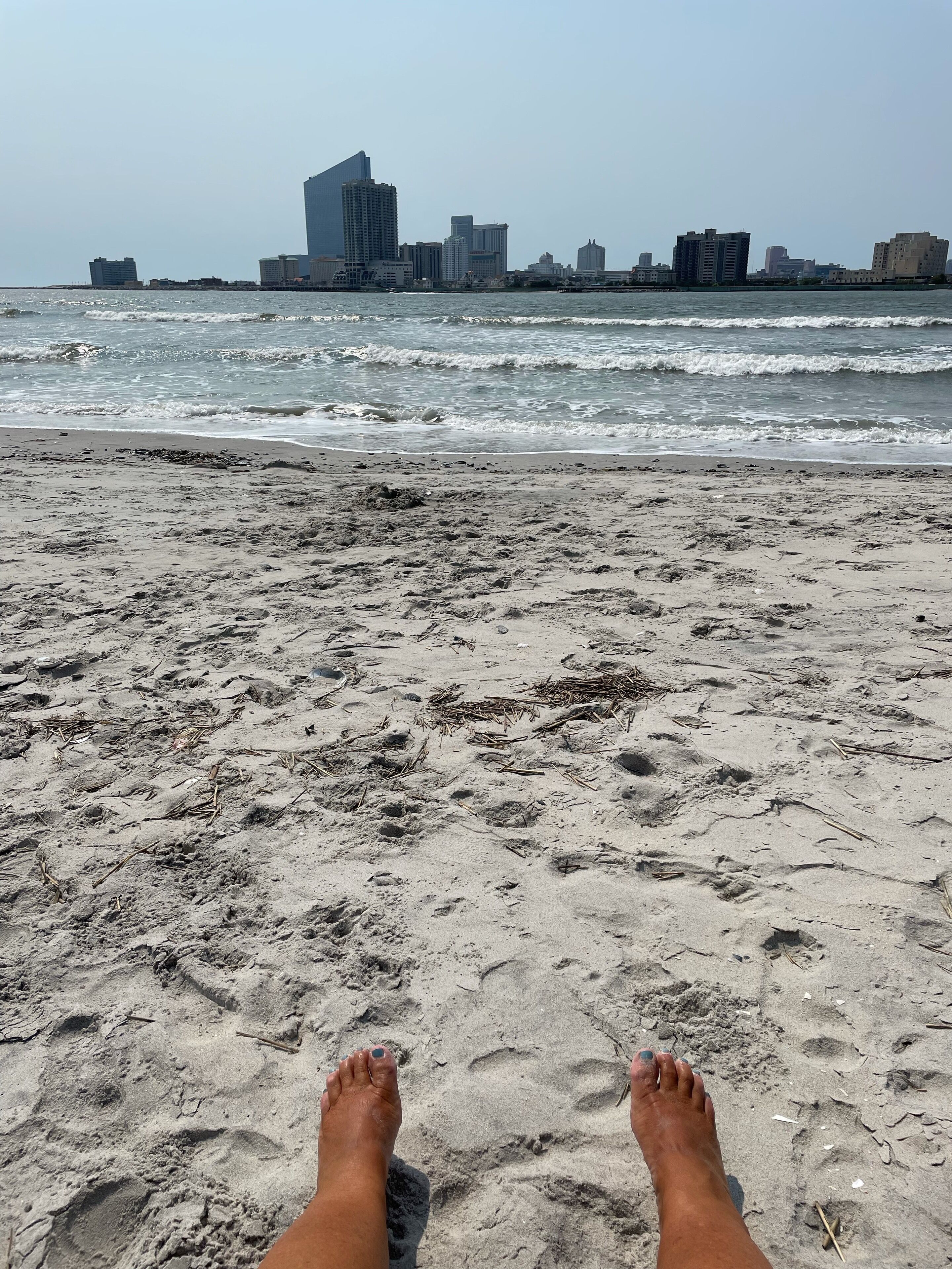 Playa en los alrededores, camastros y toallas de playa 