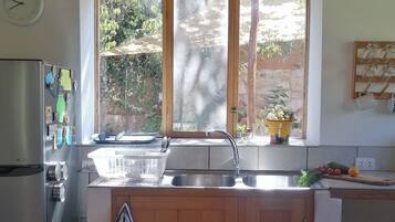 Køleskab, ovn, elkedel, brødrister