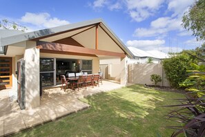 Outdoor dining - ABBEY GEM - Family Holiday Memories Near the Shore (Abbey)