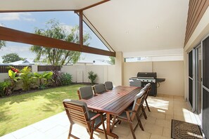 Outdoor dining - ABBEY GEM - Family Holiday Memories Near the Shore (Abbey)