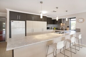 Fridge, microwave, oven, stovetop - ABBEY GEM - Family Holiday Memories Near the Shore (Abbey)