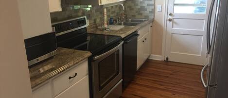 Micro-ondes, lave-vaisselle, cafetière/bouilloire