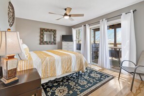 4 bedrooms, iron/ironing board, travel crib, free WiFi - Million Dollar View!  Large Lakehouse Over-Looking Lee's Ford Marina (Somerset)