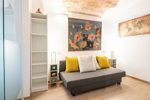 Interior - GuestHost - Modern and bright 45 sqm apartment with private patio, perfect for 4 people, located on the ground floor of a period building in good condition. The property is located in Oltrarno district, an extremely quiet and relaxing area, but at the sa (Firenze)