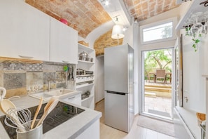 Fridge, microwave, stovetop, toaster - GuestHost - Modern and bright 45 sqm apartment with private patio, perfect for 4 people, located on the ground floor of a period building in good condition. The property is located in Oltrarno district, an extremely quiet and relaxing area, but at the sa (Firenze)